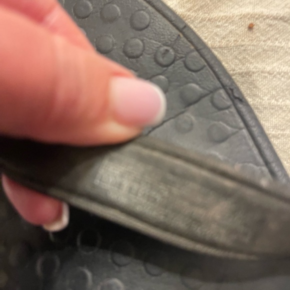 Black Vionic flip flops - Picture 7 of 11